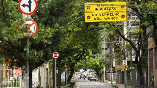 Foto mostra placa que emite alerta para risco de inundação que foi instalada em Belo Horizonte