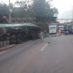 Carreta tomba e fecha parcialmente Anel Rodoviário de Belo Horizonte