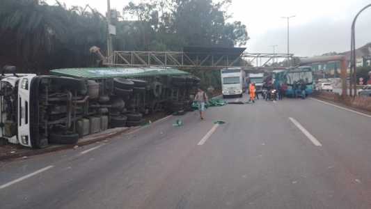 Placa atingida pela carreta está atravessa na pista