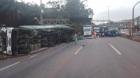 Placa atingida pela carreta está atravessa na pista