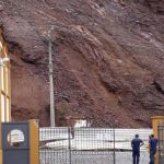Morro da Forca: trânsito é fechado após risco de placa de terra se soltar