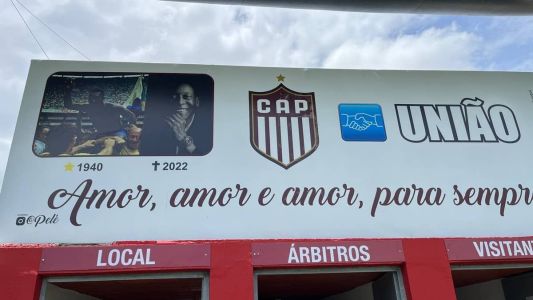 Placa em homenagem ao Rei Pelé instalada em Patrocínio