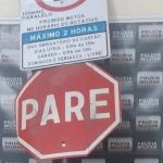 Homem rouba placa  'Pare' para comprar comida em Governador Valadares 