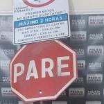 Homem rouba placa 'Pare' para comprar comida em Governador Valadares