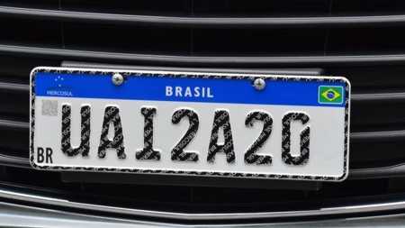 Placa Mercosul é obrigatória no Brasil desde 2020