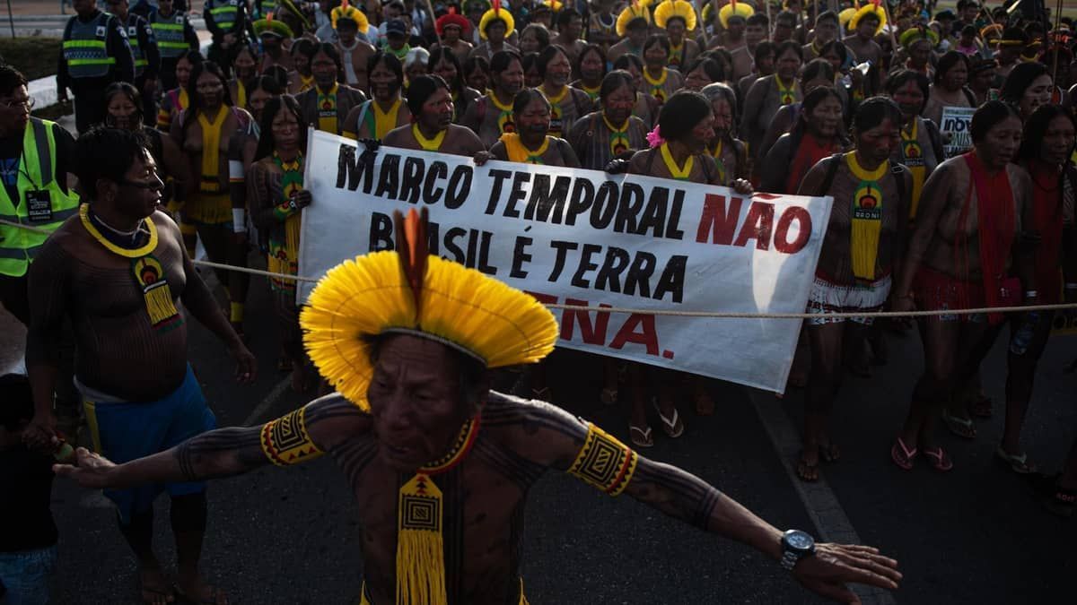 Planalto volta a ser cercado por grades durante manifestação indígena