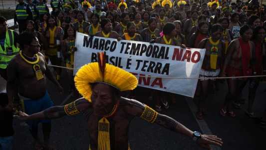 Planalto volta a ser cercado por grades durante manifestação indígena.