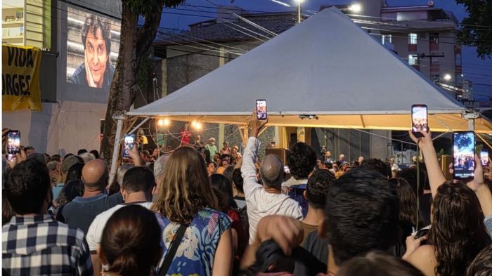 Fãs se reuniram para homenagear Lô Borges, que morreu neste domingo (2) Fãs se reuniram para homenagear Lô Borges, que morreu neste domingo (2)