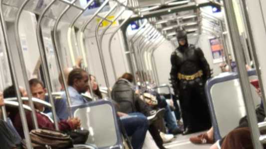 Vestido de Batman, homem anima passageiros no metrô de Belo Horizonte