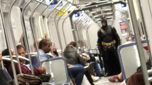 Vestido de Batman, homem anima passageiros no metrô de Belo Horizonte