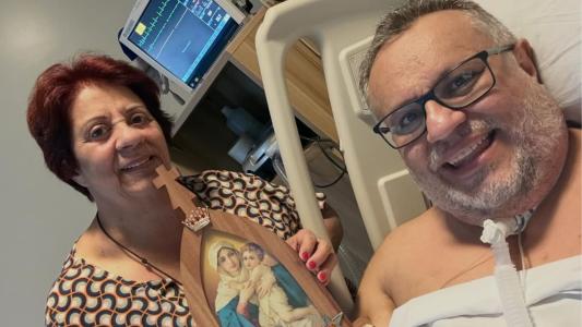 O padre mineiro Márlon Múcio, de 52 anos, lado de sua mãe Carminha