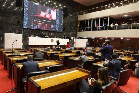 Deputados em reunião extraordinária no plenário na manhã desta quarta-feira (3)