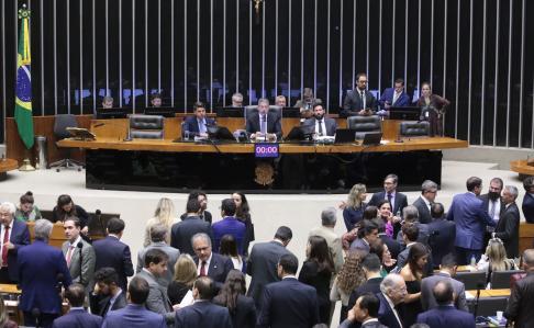 Imposto do pecado sobretaxa cigarro e bebidas alcoólicas; veja lista | CNN Brasil