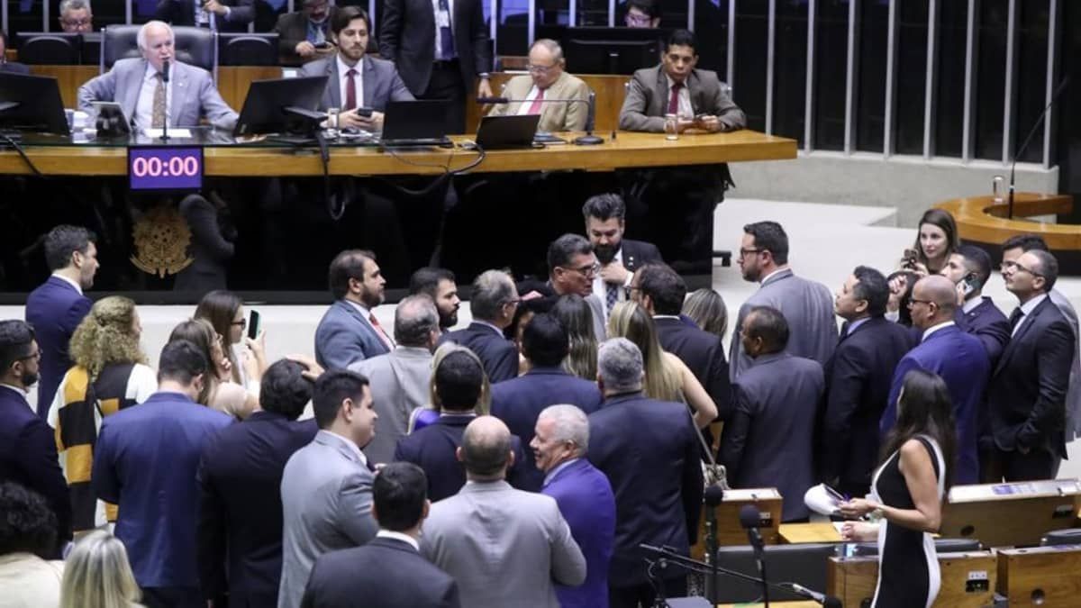 Câmara pode votar hoje projeto com o Desenrola e limite para o rotativo 