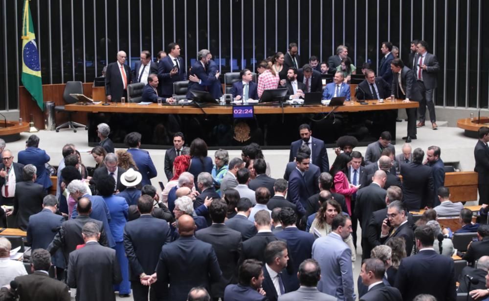 Câmara aprova projeto que reduz penas de Bolsonaro e condenados pelo 8/1