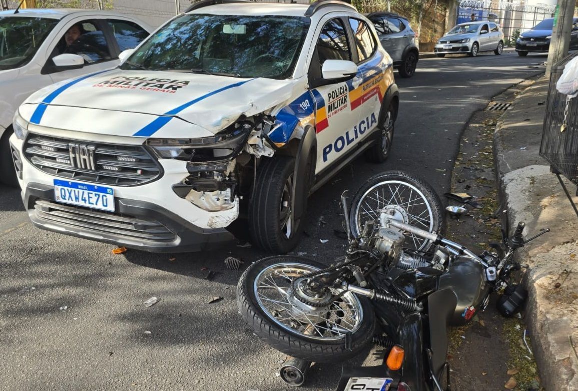Motociclista sem CNH entra na contramão e bate em viatura da PM em BH