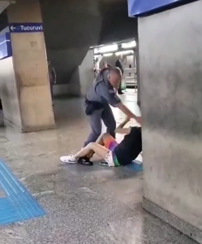 Vídeo: mulher leva tapa no rosto de PM em estação de metrô de SP