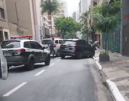 Vídeos: Motorista é preso após atropelar policial e motociclistas na Rua Augusta, em SP