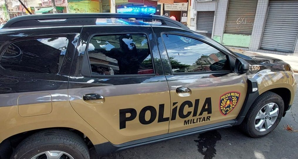 Adolescente esfaqueia motorista de app, foge da PM, cai em córrego e é apreendido na Grande BH