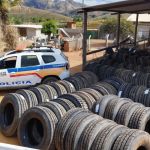 PM recupera 162 pneus furtados após tombamento em Leopoldina (MG)
