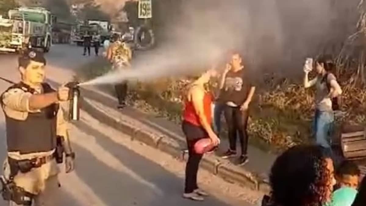 Vídeo: PM usa spray de pimenta para dispersar protesto que fecha saída para a BR-381 no bairro Capitão Eduardo
