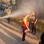 Vídeo: PM usa spray de pimenta para dispersar protesto que fecha saída para a BR-381 no bairro Capitão Eduardo