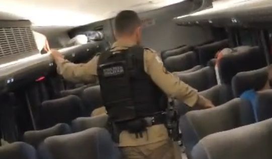 Vídeo: suspeito de matar militar do Exército em Goiás é preso dentro de ônibus em MG
