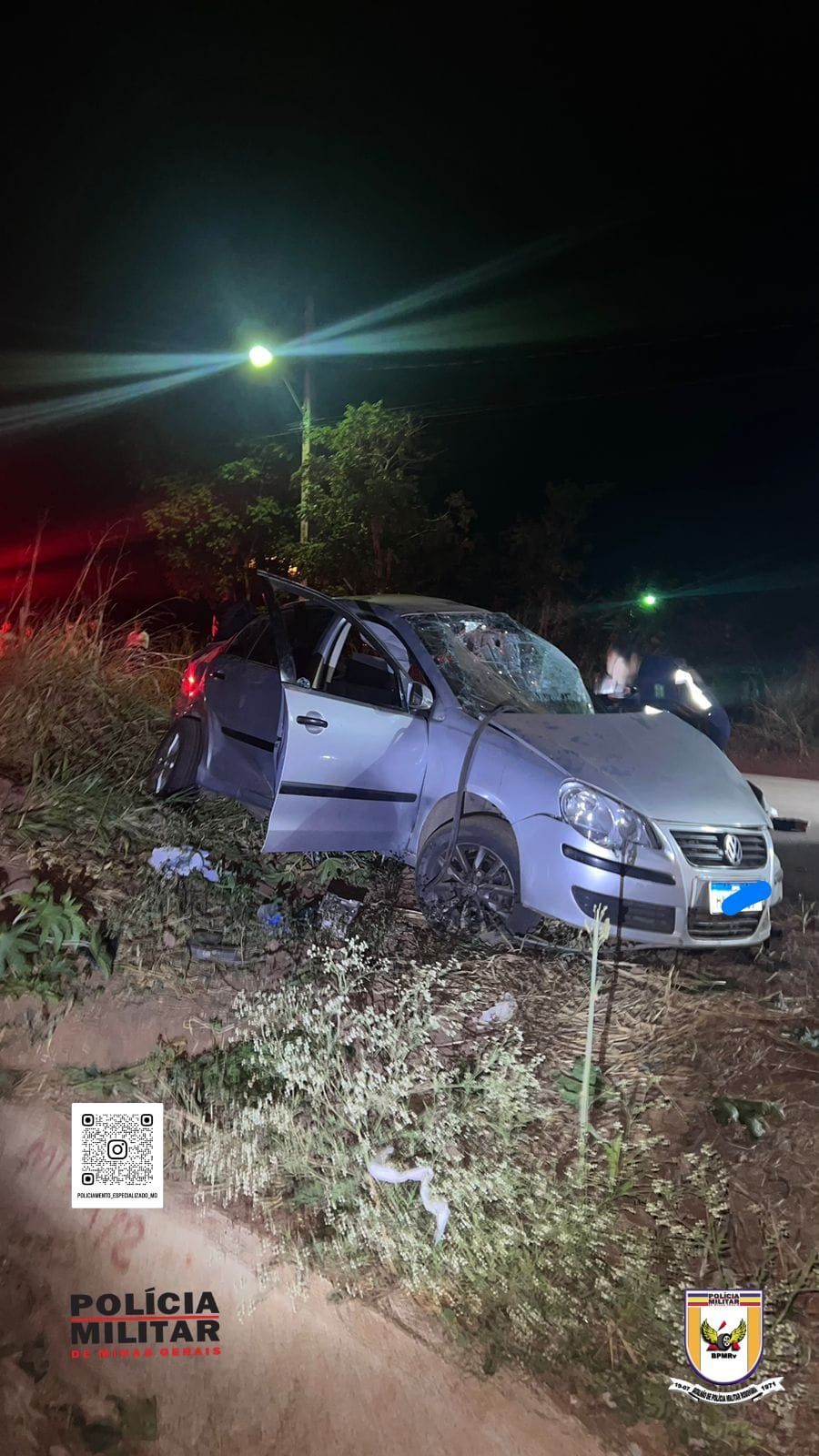 Carro com família capota na BR-135 mata dois e fere outras três no Norte de Minas