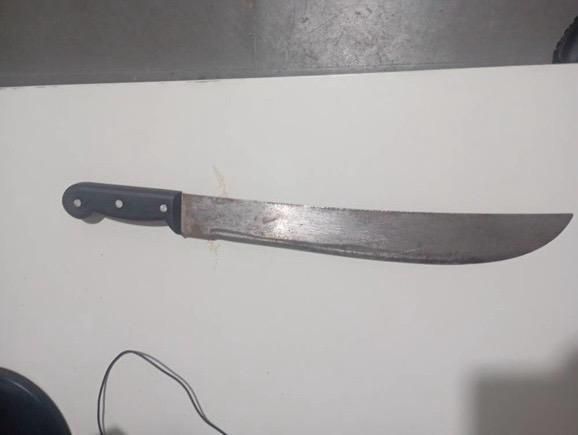 Homem é agredido com golpes de facão durante confusão em restaurante de Montes Claros
