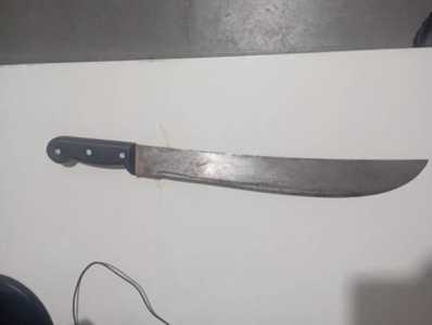 O instrumento utilizado no crime já estava em posse de funcionários do bar que intervieram na situação e conseguiram impedir a continuidade das agressões.