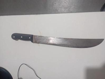 O instrumento utilizado no crime já estava em posse de funcionários do bar que intervieram na situação e conseguiram impedir a continuidade das agressões.