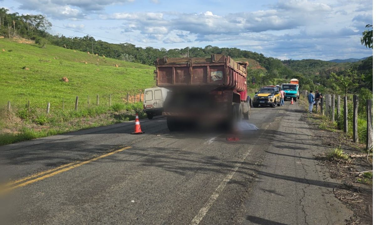 Homem é atropelado por caminhão e morre na na MG-353 na Zona da Mata