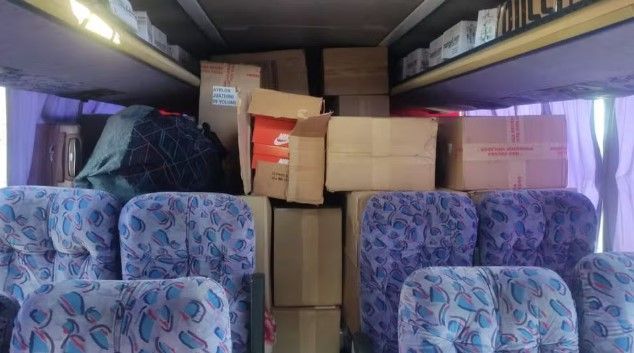Polícia Militar Rodoviária apreende 3 mil pares de tênis contrabandeados em Buenópolis, em MG