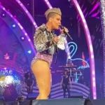 Fã de Pink joga cinzas da mãe no palco durante apresentação da cantora; veja vídeo