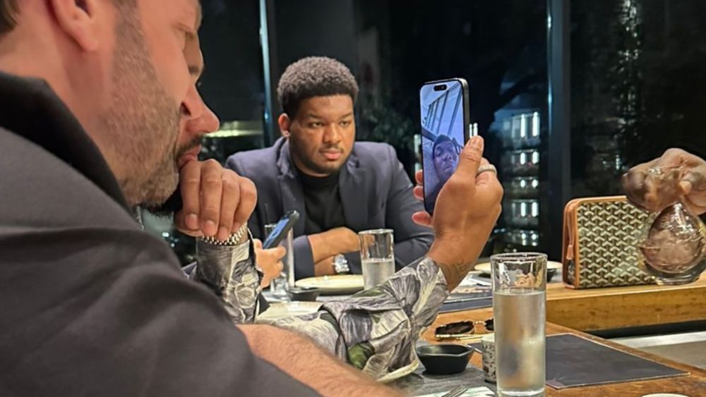 Memphis publica foto de conversa com Pogba e diretor do Corinthians