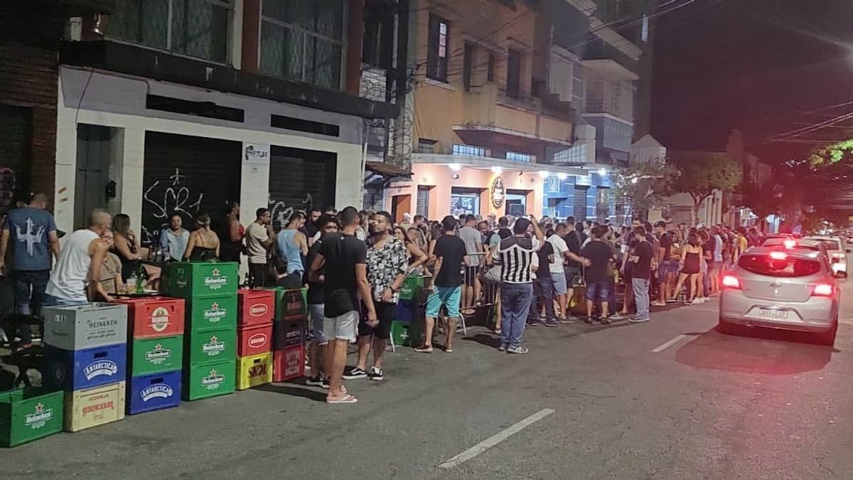 Vídeo: ocupação de calçadas e ruas por bares causa polêmica no bairro Santa Tereza: 'PBH fechou os olhos'