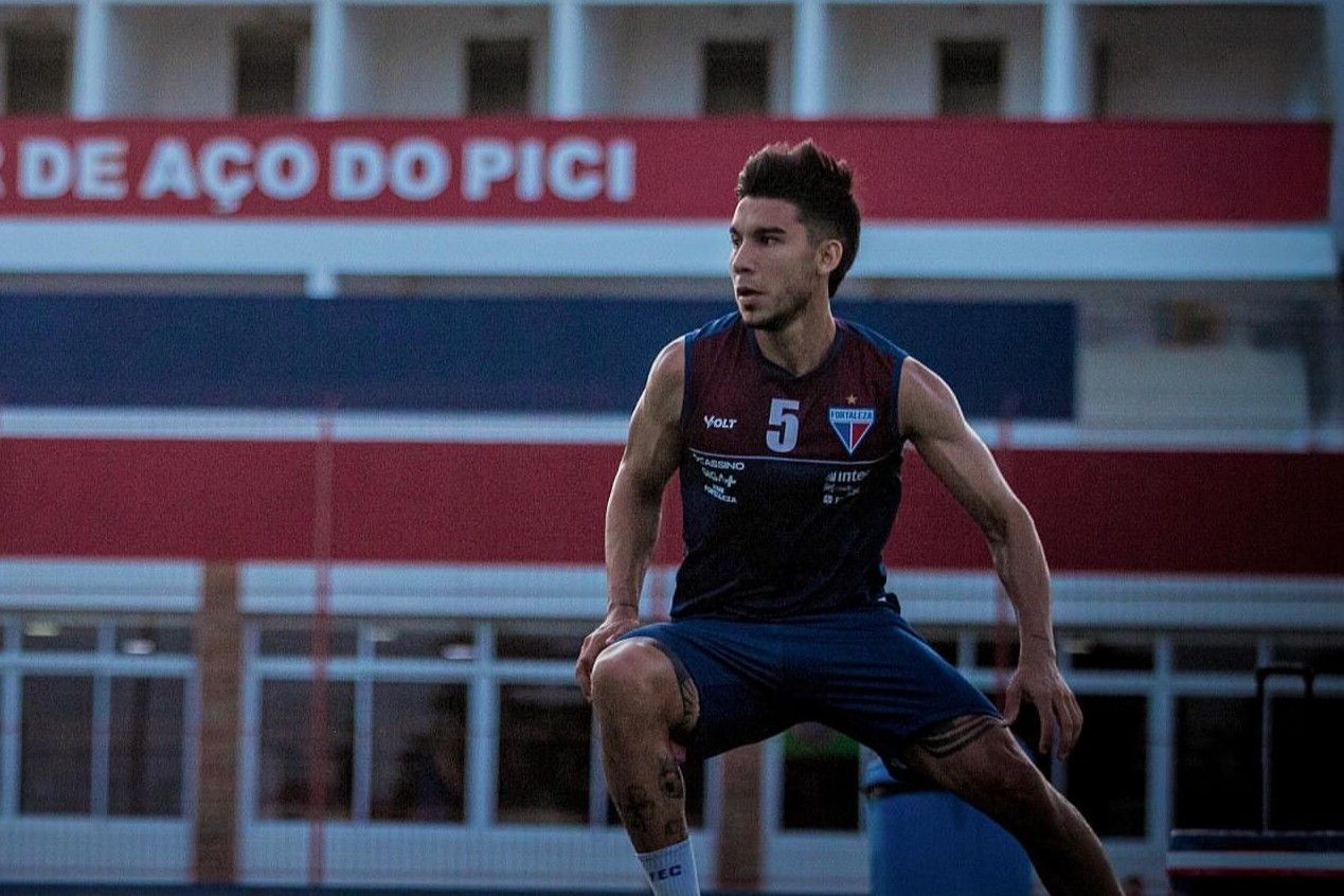 Fortaleza rescinde contrato com meia argentino, que fica livre no mercado