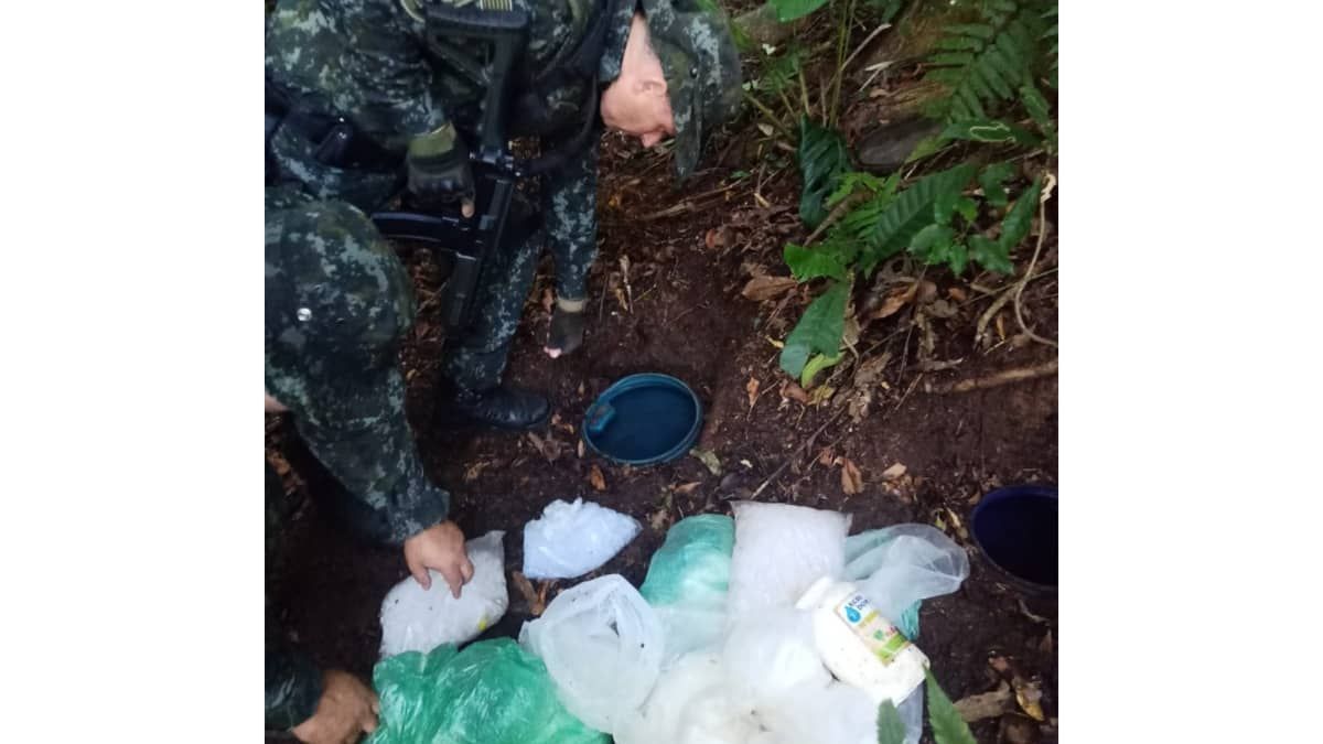 Polícia localiza drogas, munição e carregadores enterrados em ocupações ilegais no Guarujá (SP)