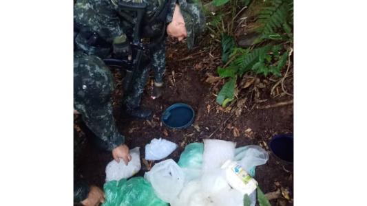 Polícia Ambiental na Operação Escudo no morro da Vila Júlia encontram drogas enterradas no local.