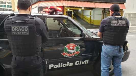 Polícia apreende 3,4 toneladas de maconha escondidas em "bunker" durante operação em SP.
