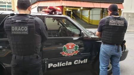 Polícia apreende 3,4 toneladas de maconha escondidas em "bunker" durante operação em SP.