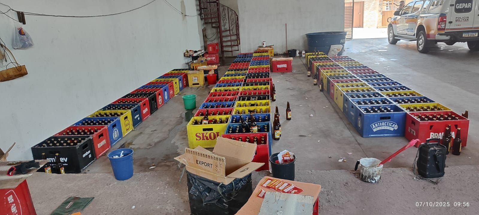 Polícia apreende mais de 3 mil garrafas de cerveja falsificadas em galpão em Betim, na Grande BH