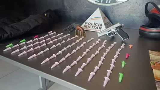 Polícia apreendeu armas, motocicleta, dinheiro e pinos de cocaína com o suspeito