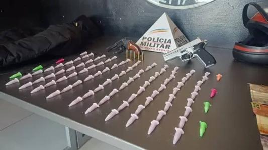 Polícia apreendeu armas, motocicleta, dinheiro e pinos de cocaína com o suspeito