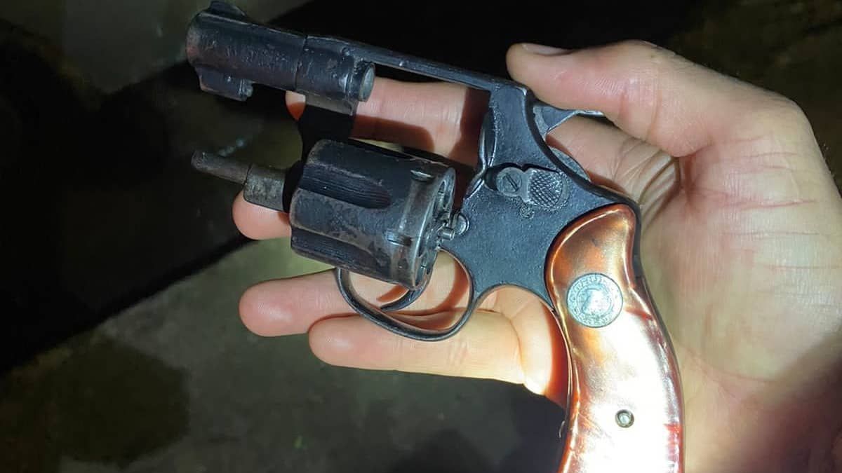 Operação Policial em Mariana resulta em prisões e apreensão de arma