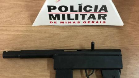 Polícia apreendeu arma caseira com suspeito