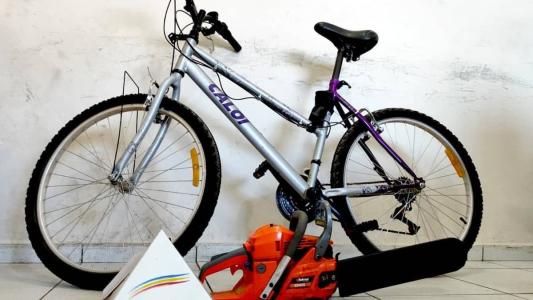 Polícia apreendeu bicicleta e motoserra com o suspeito