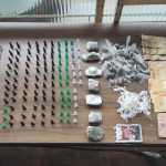 Ocorrência policial resulta em apreensão de drogas e detenção de jovem