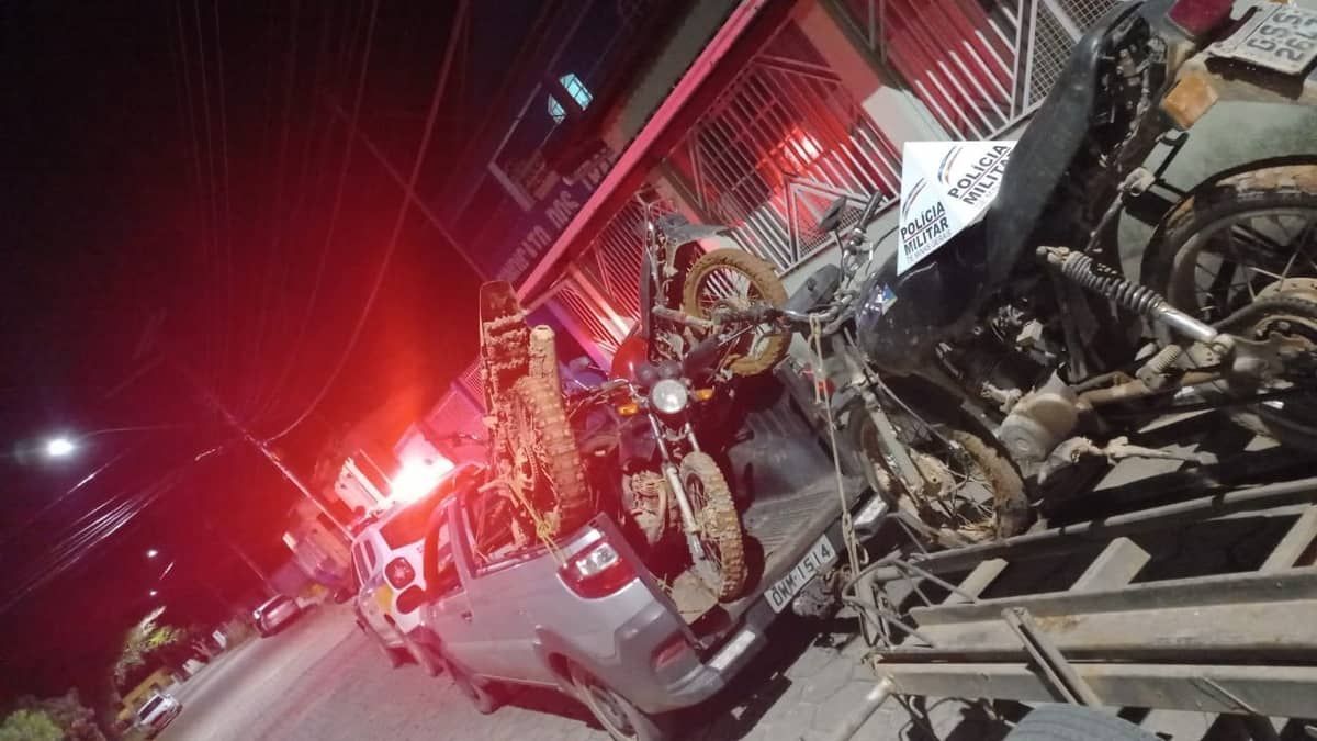 Homem é preso em desmanche com moto furtada e motosserra