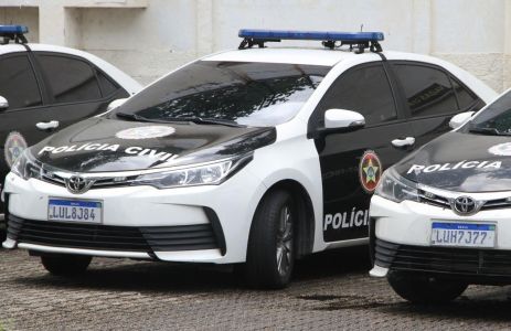 Homem foi baleado na porta de casa no bairro Piratininga; testemunhas dizem que criminosos fugiram em carro, e polícia reforçou patrulhamento na região.
